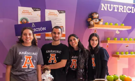 Grupo de estudiantes de nutrición en una feria de carreras de la Anáhuac