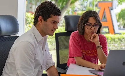Estudiantes de pedagogia explorando las posibilidades de campo laboral