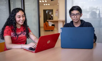 Estudiantes anahuac aprendiendo de la comunicación digital