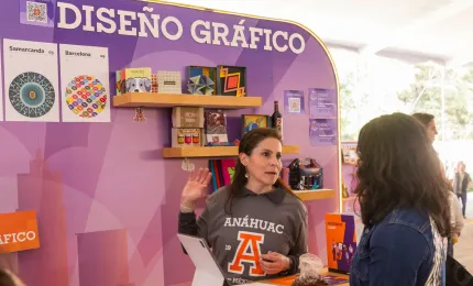 Estudiante preguntando cosas que debería saber antes de estudiar diseño gráfico en un stand de carrera Anáhuac