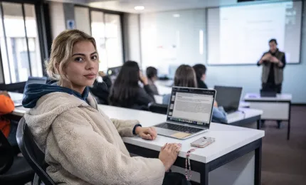 alumna de diplomado anahuac en clase