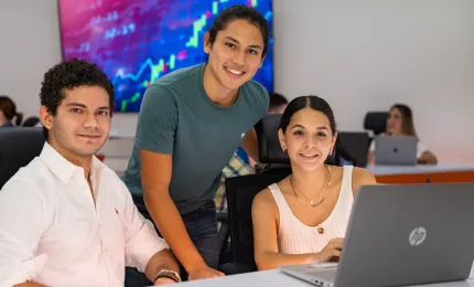 Estudiantes de dirección financiera evaluando gráficos financieros enuniversidad anáhuac