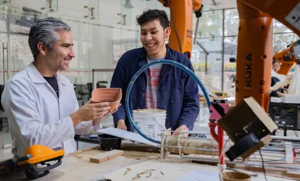 Estudiante diseño industrial en laboratorio de impresión 3D con maestro
