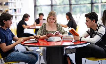 Estudiantes de filosofía en la biblioteca Anáhuac