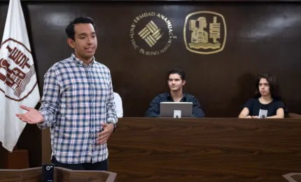 Estudiante de derecho anahuac defendiendo caso en sala de juicios orales