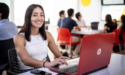 Estudiante evaluando plan de estudios de carrera economía