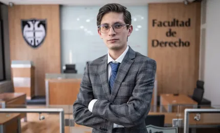 Estudiante de derecho anahuac en sala de juicios orales