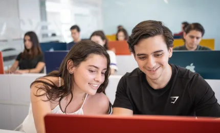 Estudiantes de carrera de negocios internacionales en laboratorio de computo