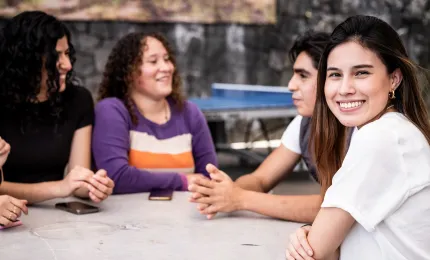 Estudiante de la Anáhuac de la licenciatura en Pedagogía disfrutando del campus