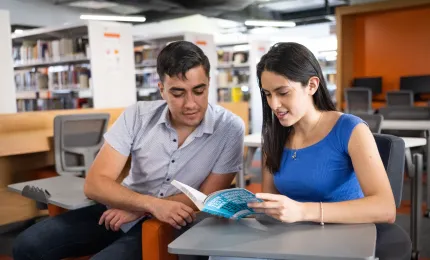 Alumnos de licenciatura estudiando qué es la historia