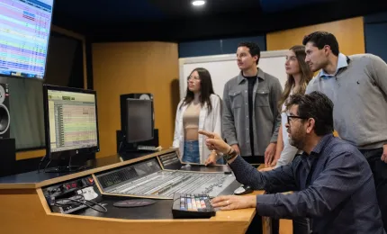 Estudiantes de la carrera Música Contemporánea en la Anáhuac aprendiendo el impacto de la industria musical en Mexico