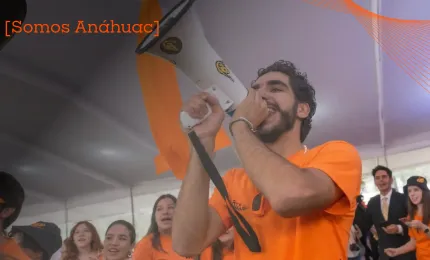 Estudiante de la anahuac ejerciendo el liderazgo en una actividad universitario