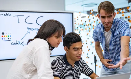 Estudiantes de la Anáhuac explorando las posibilidades de la IA en el mercado laboral