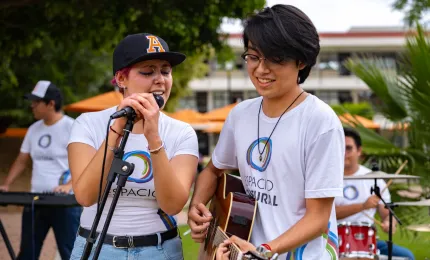 Estudiantes anahuac presentando mini concierto en campus