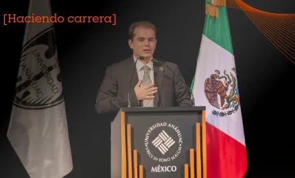 Estudiante de la Anáhuac trajeado dando un discurso sobre qué son las políticas públicas en un estrado