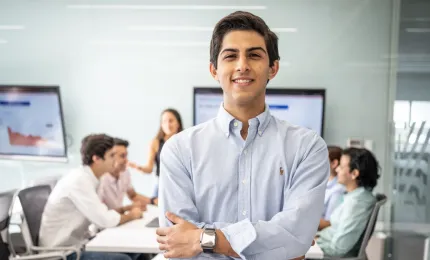 Hombre profesionista evaluando porque debería estudiar un MBA