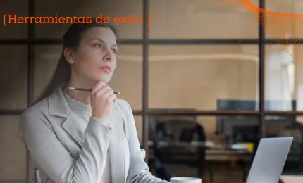 estudiante de posgrado analizando un plan de estudios