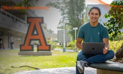 alumno con laptop en campus de la anahuac 