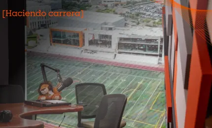 Imagen de cabina de locución campus Anáhuac Querétaro con vista a cancha depórtiva