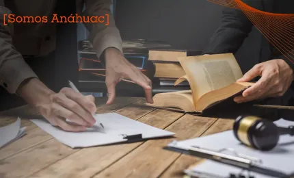 manos de historiadores escribiendo en mesa con libros