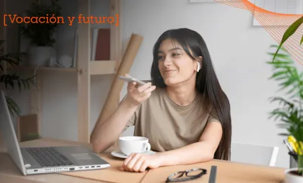 estudiante de una carrera con trabajo hibrido 