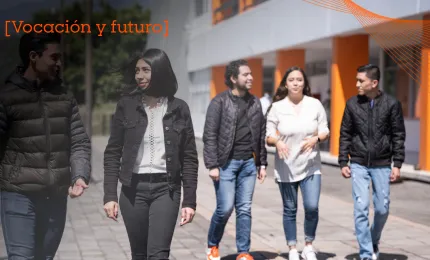 alumnos de la anahuac caminando 