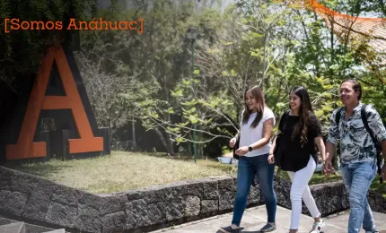 estudiantes de la universidad anahuac caminando por el campus con arboles al fondo