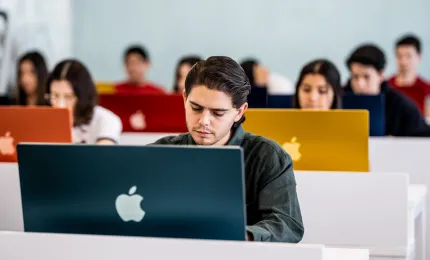 Alumnos aprendiendo sobre protección de derechos de autor
