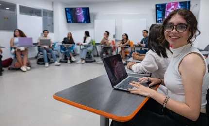 estudiante averiaguando si quiere estudiar psicología, psicopedagogia o pedagogia