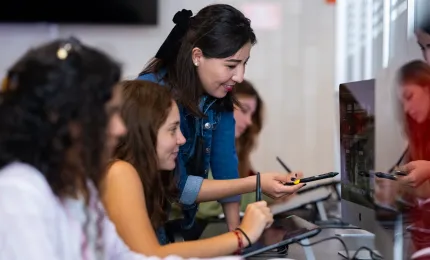 Estudiantes en clase de diseño multimedia dibujando en tabletas