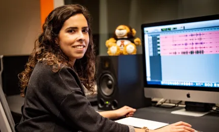 Estudiante en cabina de radio anahuac ingeniería en audio