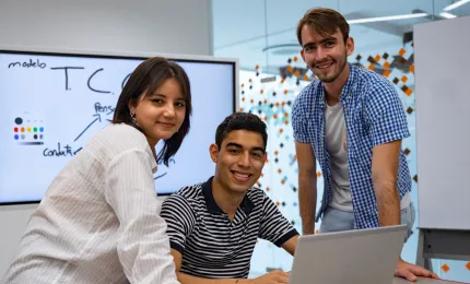 Estudiantes de la carrera de administración de empresas en la Anahuac