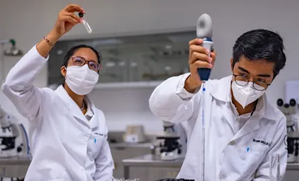 Estudiantes ingeniería biomedica en laboratorio anahuac