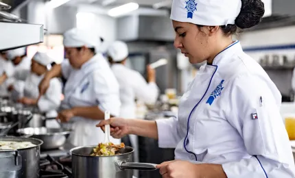 Estudiantes de gastronomía haciendo ejercicio práctico en cocinas anahuac