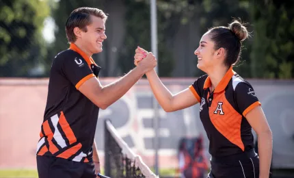 Estudiantes anahuac en un apreton de manos deportivo