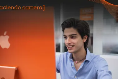 alumno Anáhuac viendo una computadora