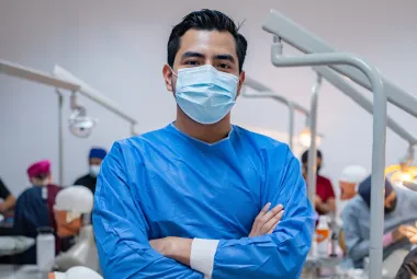 Estudiante de la Anáhuac en laboratorio de simulación odontológica
