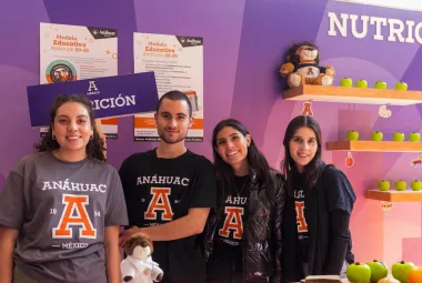 Grupo de estudiantes de nutrición en una feria de carreras de la Anáhuac