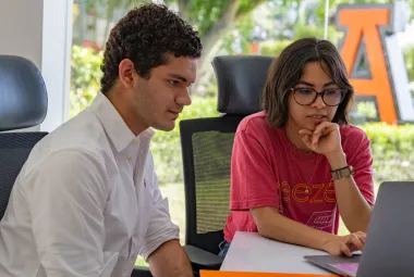 Estudiantes de pedagogia explorando las posibilidades de campo laboral