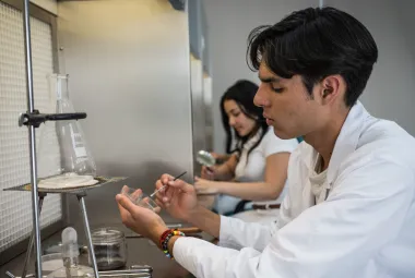 Estudiantes de carrera biomédica Anáhuac haciendo ejercicios en laboratorio