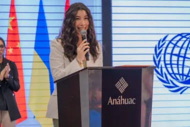 Estudiante de idiomas de la Anáhuac dando un discurso en un foro internacional