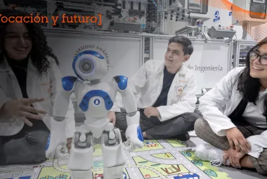 Estudiantes Anáhuac en el laboratorio de ingeniería experimentando con los efectos de la IA en la ingeiería