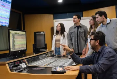 Estudiantes de la carrera Música Contemporánea en la Anáhuac aprendiendo el impacto de la industria musical en Mexico