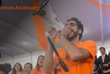 Estudiante de la anahuac ejerciendo el liderazgo en una actividad universitario