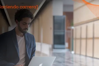 Hombre profesionista evaluando porque debería estudiar un MBA