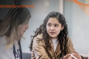 alumnas de la anahuac platicando 