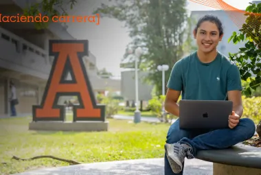alumno con laptop en campus de la anahuac 
