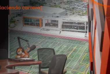 Imagen de cabina de locución campus Anáhuac Querétaro con vista a cancha depórtiva