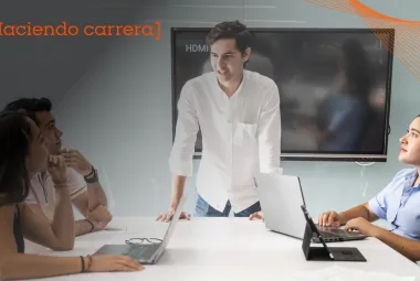 alumnos trabajando en equipo en salon de clases 