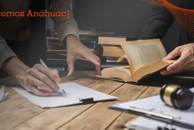 manos de historiadores escribiendo en mesa con libros